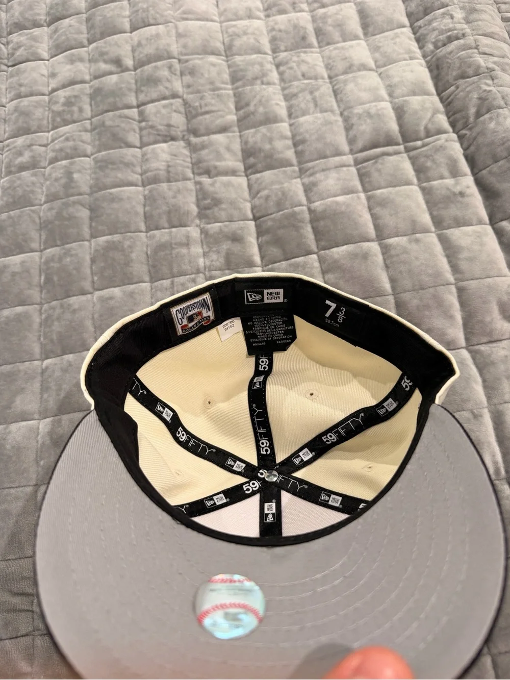 New Era Two-Tone New York Yankees Fitted Cap in Cream and Navy - Picture 4 of 5